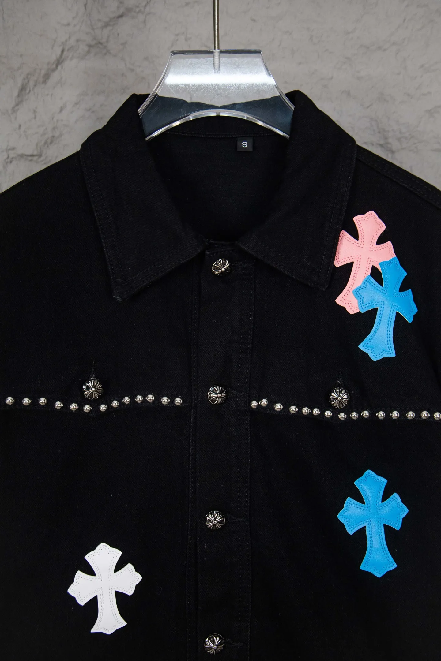 P320 Chrome Hearts heavy-duty denim jacket with heavy rivets, the same style as the Internet celebrity. Denim jacket with cross print all over, unique cross design elements, full of design. It is made of 100% denim cotton fabric with heavy coarse yarn count, which ensures a stiff and tough silhouette while being soft, comfortable and breathable. The lapel is designed with silver buttons and is full of texture. The classic cross logo is all over the dress, making it a perfect versatile style for spring and summer! The original loose version is made of high-quality pure cotton fabrics. The fabric pattern is high-definition and delicate without burrs. It is comfortable and breathable to wear. All the buttons are molded and customized. It is casual and fashionable and can be matched with any bottoms. It can be windproof and sunproof in spring and summer. It can be worn outside in autumn and winter! Easily concave shape makes you look slimmer and taller, perfect for both men and women! Color: Black Size: S M L XL